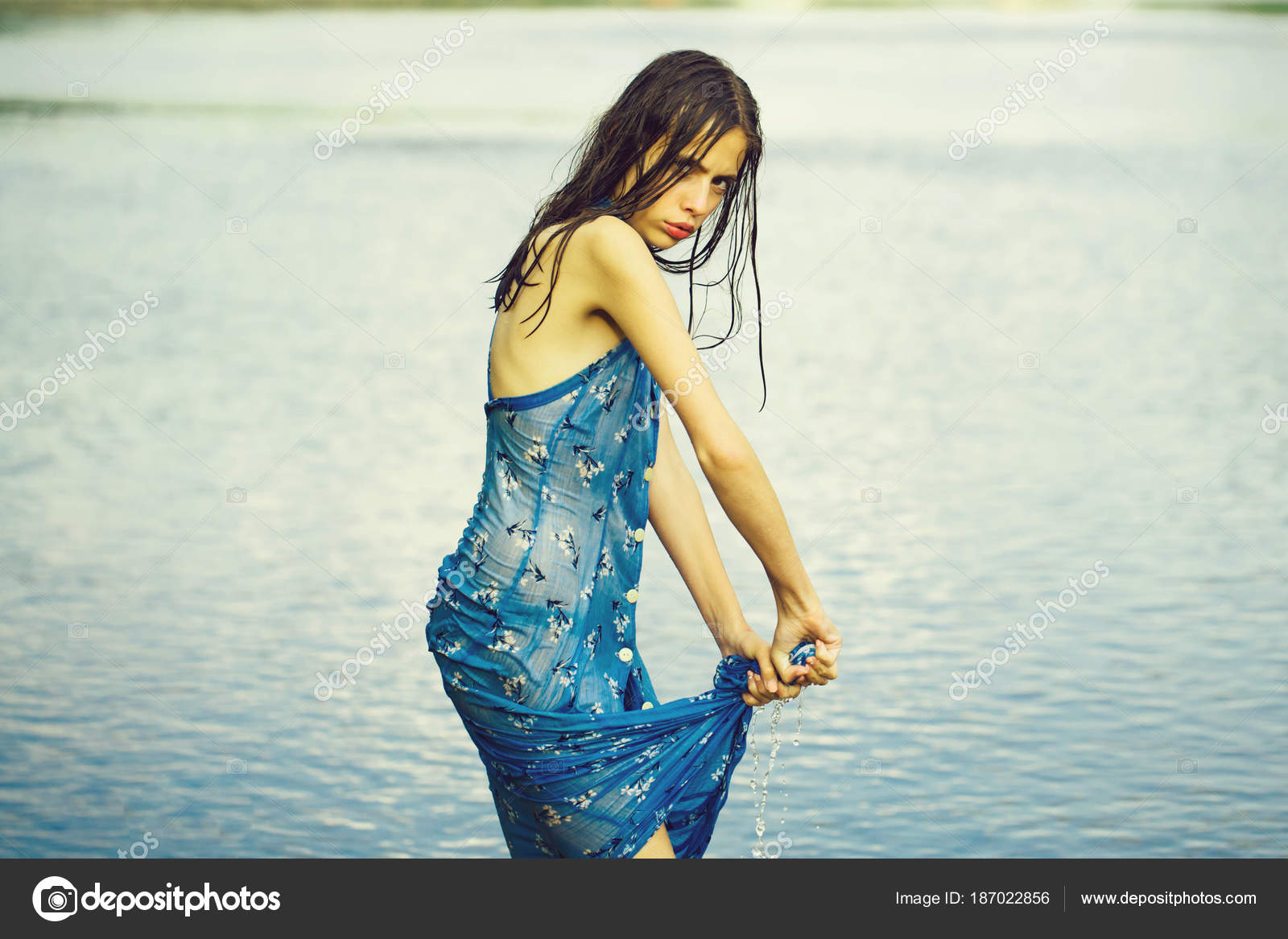 Ева оливия. Девушка в мокрой одкджк. Почему мокрое платье становится узко. Девушка выжимает платье. Почему мокрое платье становится узко.