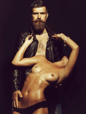 Sakallı motorcu adam ve çıplak kız