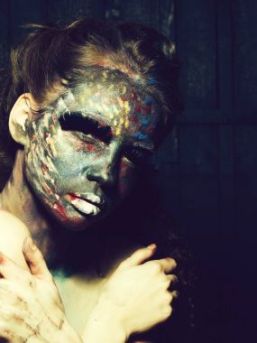 Paited yüz kadınla