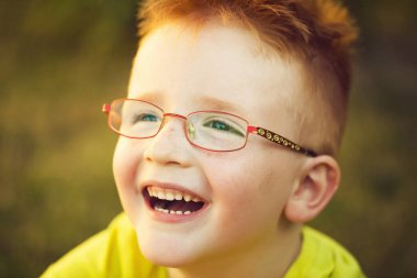 Kızıl saçlı gözlüklü erkek mutlu bebek