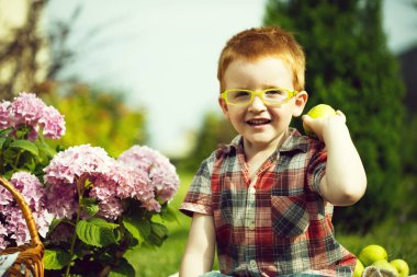 Piknik üzerinde komik çocuk