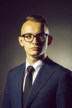 yakışıklı genç işadamı