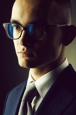 Yakışıklı genç adam işadamı