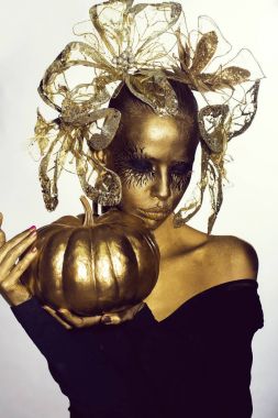 Cadılar bayramı balkabaklı altın kadın