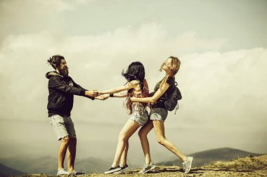 İki güzel kız erkekleri çeker.