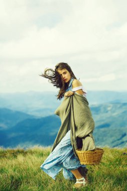 Sahada oldukça sevimli esmer