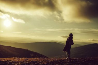 Sırt çantası ile güzel kız uzun yürüyüşe çıkan kimse