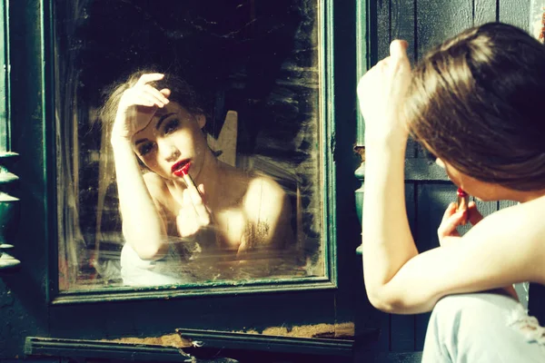 Smyslná dívka u zrcadla — Stock fotografie