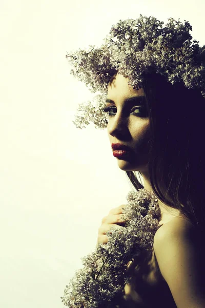 Femme avec printemps lilas — Photo