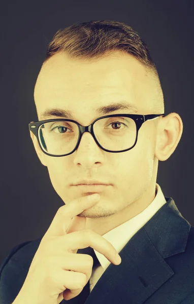 Задумчивый молодой парень в очках — стоковое фото