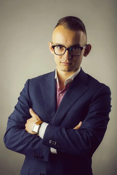 Jovem homem elegante em terno e óculos — Fotografia de Stock