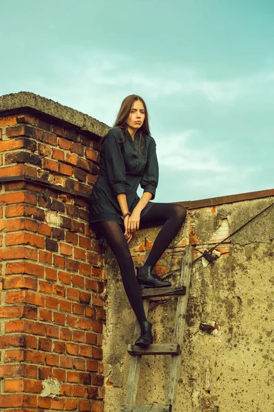 Menina bonita na escada de madeira — Fotografia de Stock