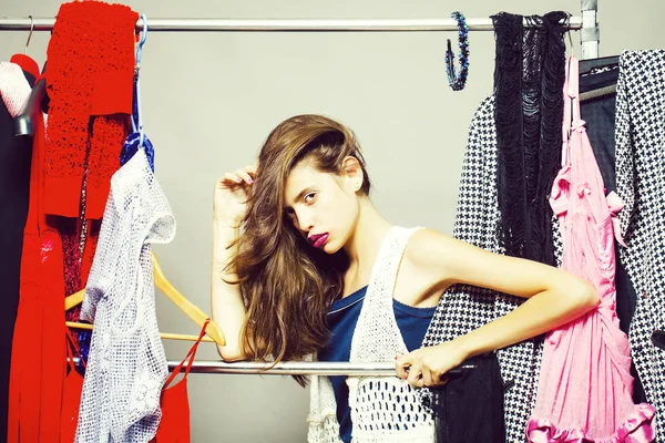Söt tjej i garderob — Stockfoto