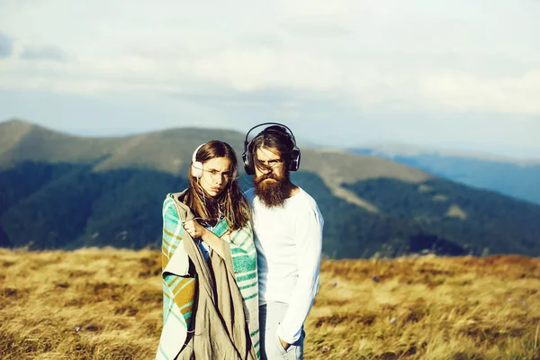 Jeune couple avec écouteurs — Photo