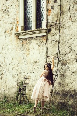 İp merdiven üzerinde elbiseli küçük kız