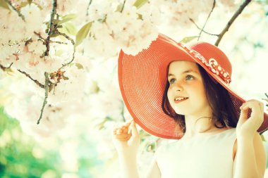 Bloom ile şapkalı kız