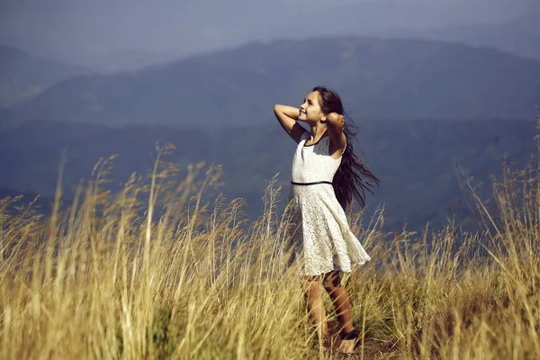 Bella ragazza in campo — Foto Stock