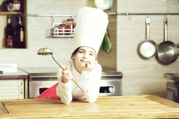 Menina na cozinha com concha — Fotografia de Stock