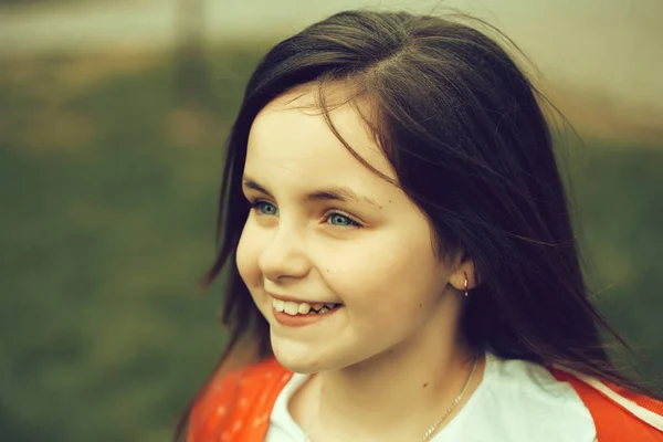 Glada leende liten flicka utomhus — Stockfoto