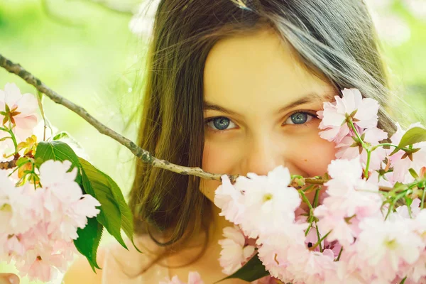 Aranyos lány blossom — Stock Fotó