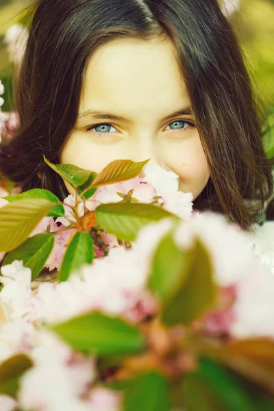 Cute girl in blossom — Stock Photo, Image