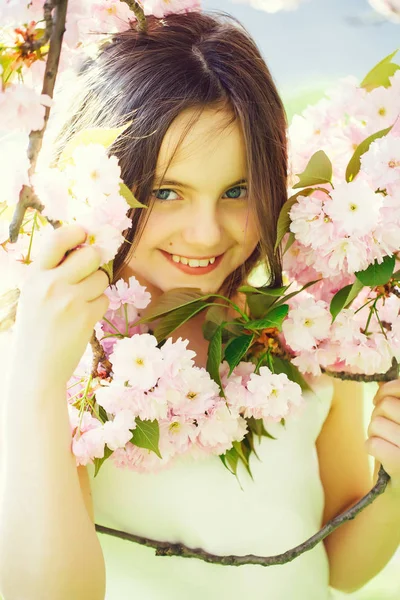 Kleines hübsches Mädchen in Blüte — Stockfoto