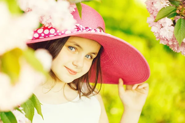 Mädchen im Hut mit Blüte — Stockfoto