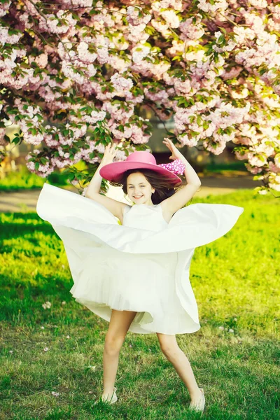 Chica de moda en flor — Foto de Stock