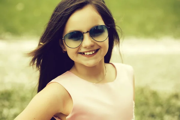 Niña pequeña en gafas de sol — Foto de Stock