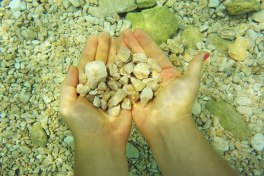 çakıl taşları ile eller