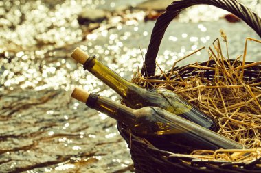 Piknik sepeti şişelerde