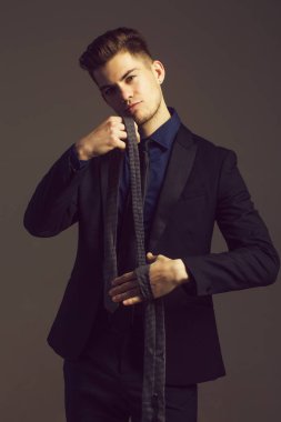 yakışıklı ciddi seksi şık iş adamı