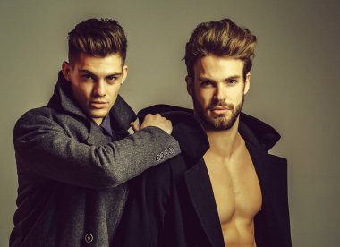 yakışıklı ciddi seksi şık erkek arkadaş