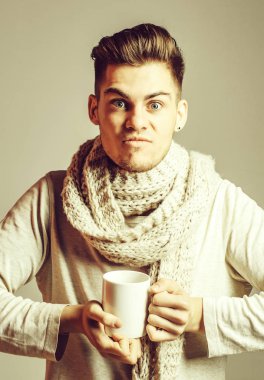 Fularlı Kupası ile yakışıklı adam