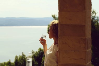 Güzel kız içecekler su