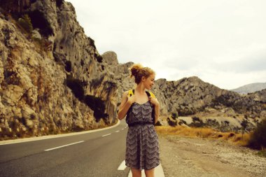 Güzel kız gezintiye bekler