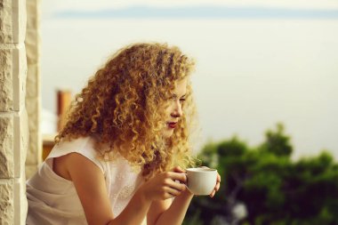 kahve fincanı ile güzel kadın