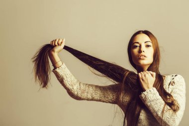 Uzun Saçlı Güzel Kız