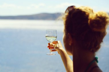 Şarap kadehi ile kadın