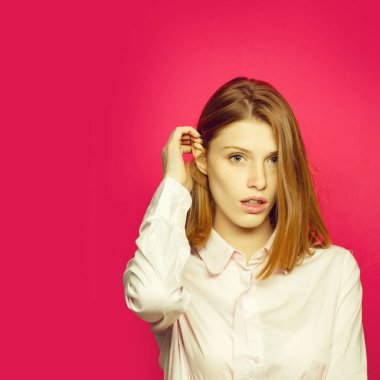 oldukça şık seksi sarışın kız