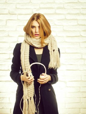 Kulaklýklý mikrofon seti ve telefon ile güzel kız