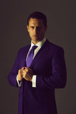 adam kravat moda mavi resmi kıyafetli ayarlama