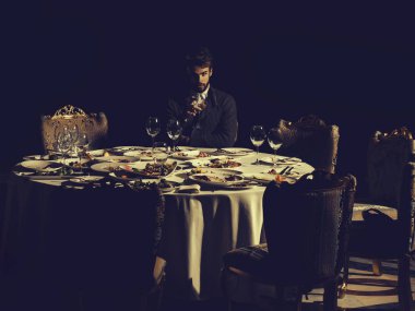 Yakışıklı adam içki şarap