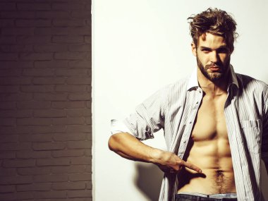 Yakışıklı adam veya kas maço
