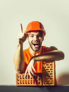 Seksi kaslı erkek yapıcı.