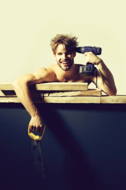 Seksi kaslı erkek yapıcı.