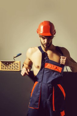 Seksi kaslı erkek yapıcı.