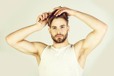 adam sağlıklı saç fırçası ile tarama