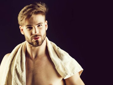 Güzellik salonları, tıraşsız şık sağlıklı sarı saçlı adamla