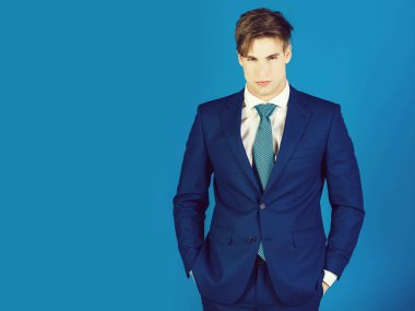 adam beyaz gömlek ve kravat mavi zemin üzerine